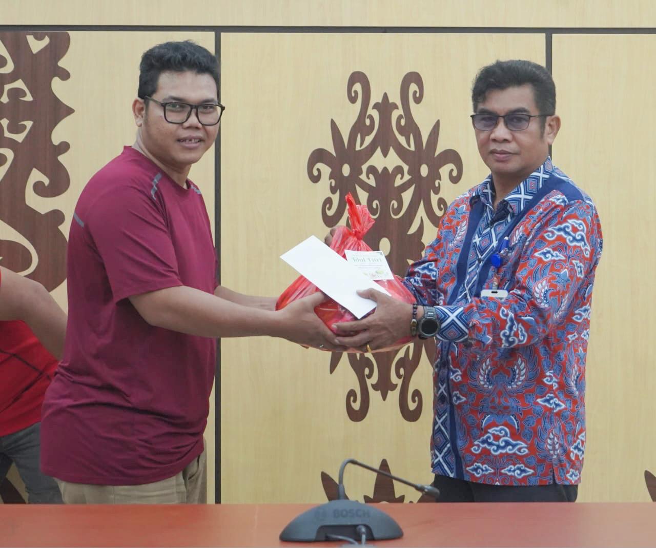 Kepala Diskominfosantik Agus Siswadi Serahkan Tali Asih Mitra Media kepada Tenaga Kontrak Lingkup Diskominfosantik