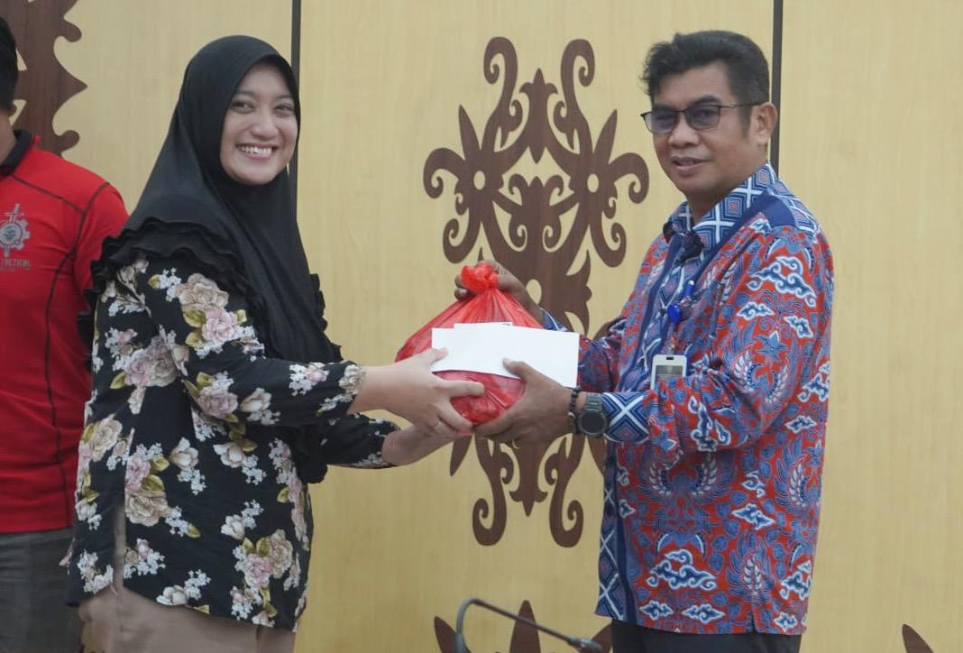 Kepala Diskominfosantik Agus Siswadi Serahkan Tali Asih Mitra Media kepada Tenaga Kontrak Lingkup Diskominfosantik
