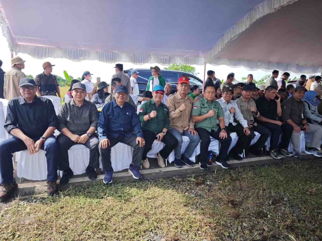 Kepala DLH Prov. Kalteng Joni Harta Ikuti Rangkaian Kegiatan Panen Raya Padi Serentak