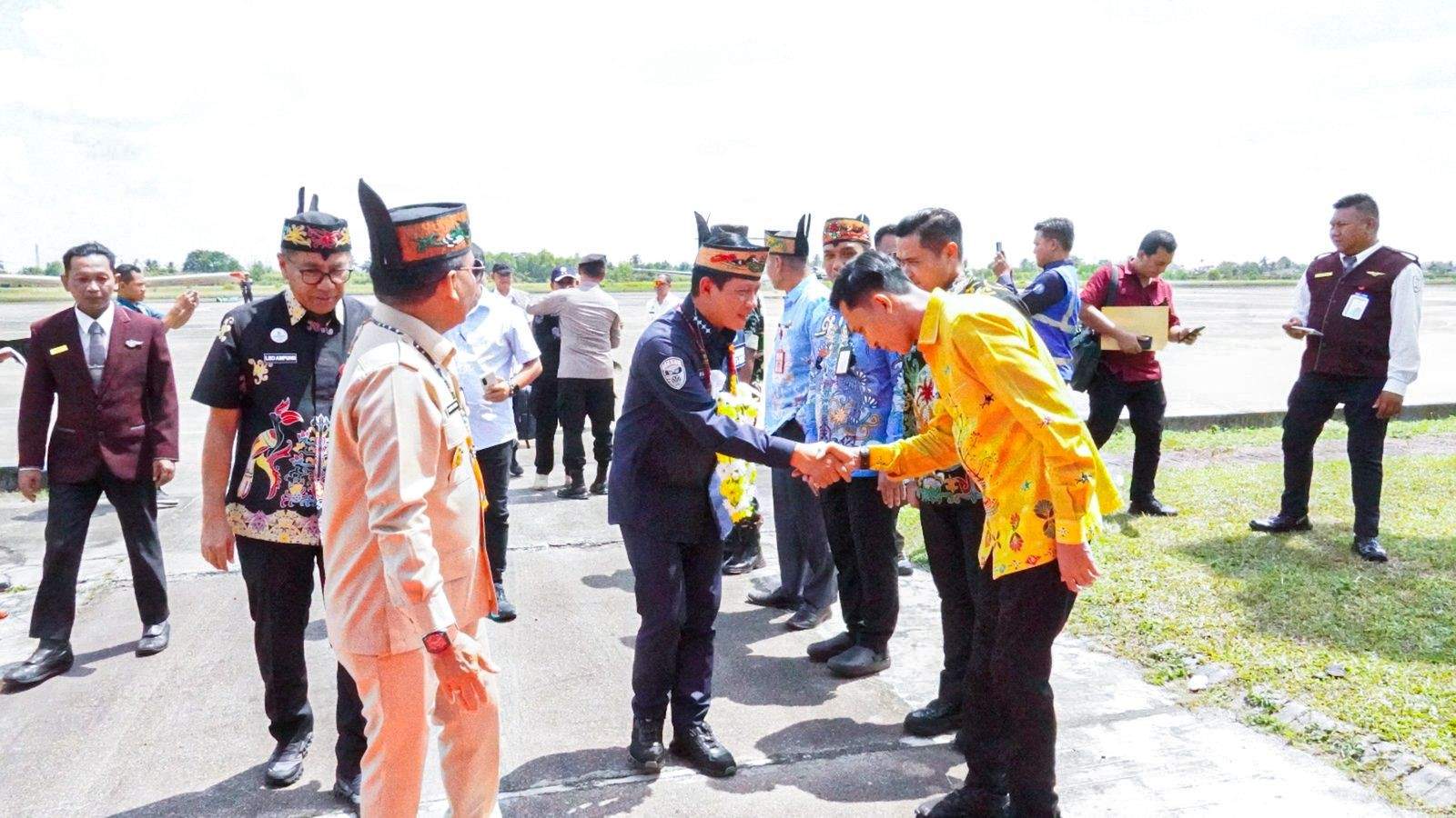 Gubernur Kalteng Agustiar Sabran Sambut Kedatangan Menteri Lingkungan Hidup RI Hanif Faisol Nurofiq