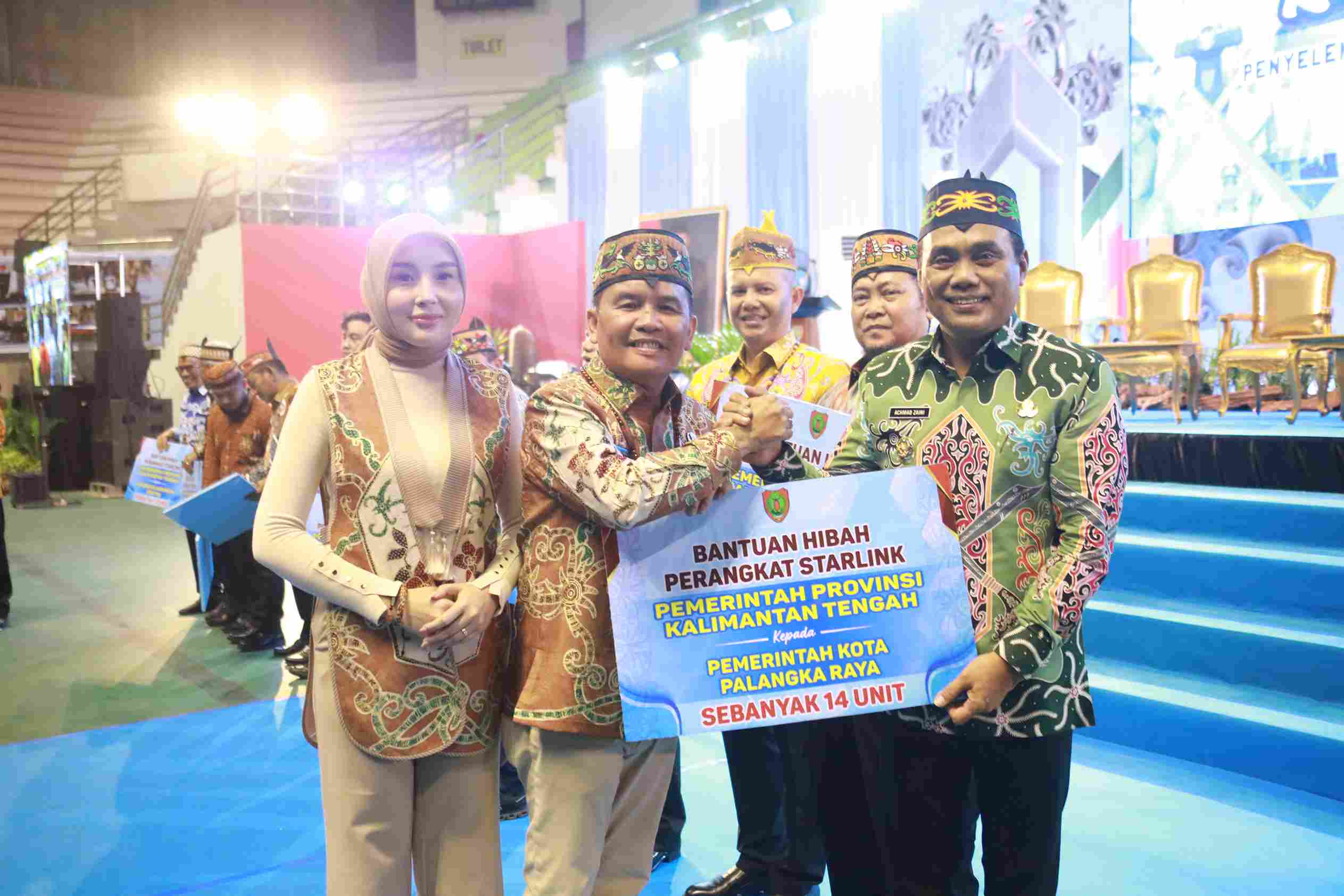 Gubernur Agustiar Sabran Serahkan Hibah Starlink untuk Perluas Akses Internet Desa