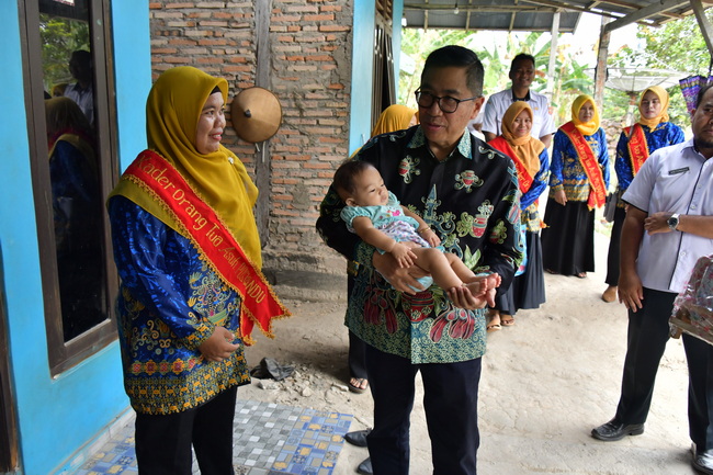Kepala Bappedalitbang Prov. Kalteng Leonard S. Ampung Memantau Penanganan Bayi di Bawah Dua Tahun Asuh Stunting