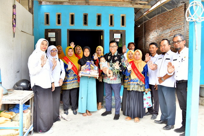 Kepala Bappedalitbang Prov. Kalteng Leonard S. Ampung Memantau Penanganan Bayi di Bawah Dua Tahun Asuh Stunting