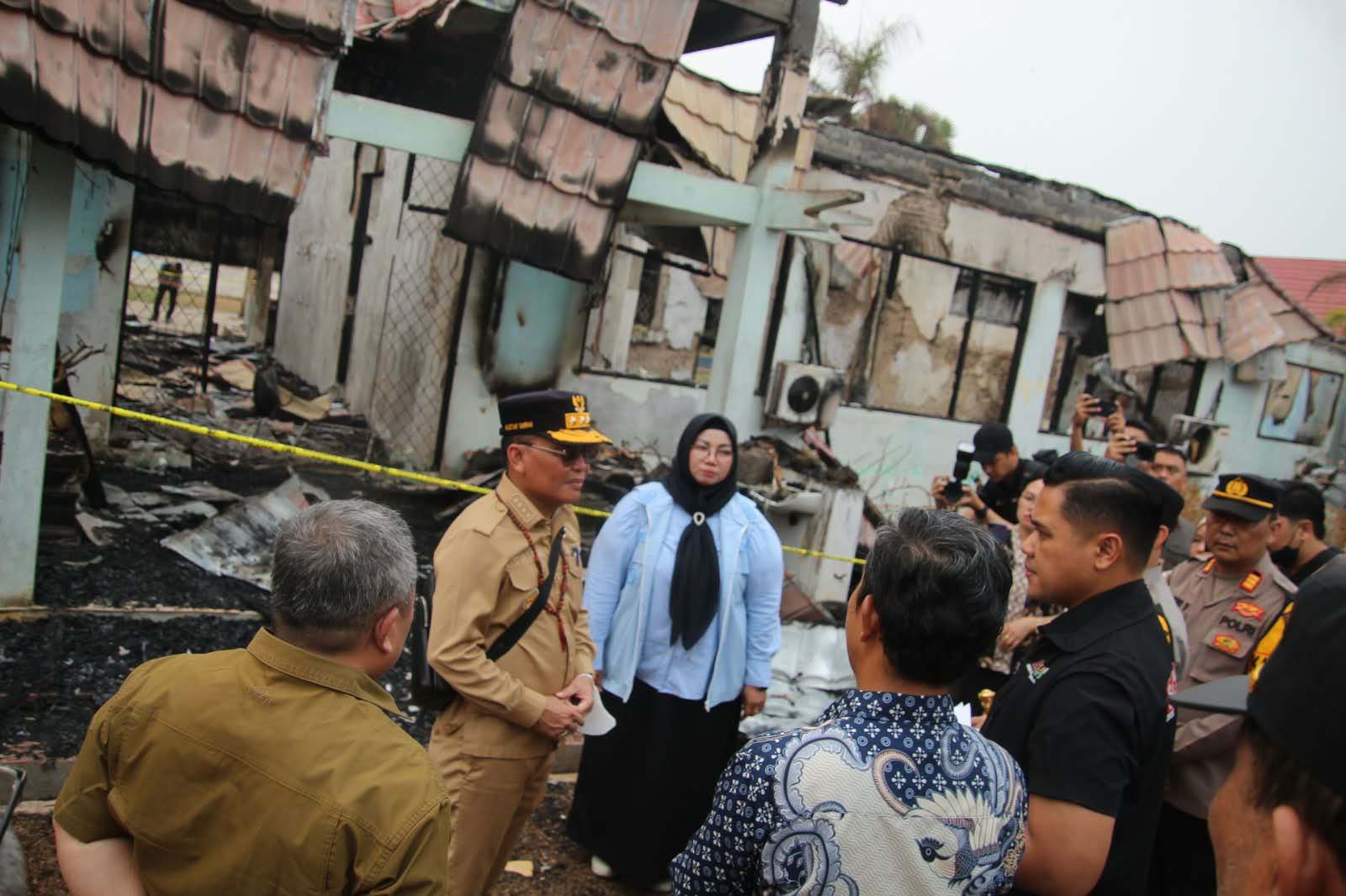 Gubernur Kalteng Agustiar Sabran Tinjau Langsung SMAN 1 Cempaga Pascakebakaran