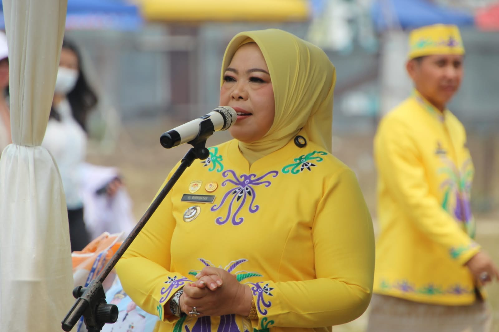 Gubernur Kalteng Agustiar Sabran Salurkan Bantuan bagi Masyarakat Kotawaringin Barat di Lapangan Sampuraga Lama