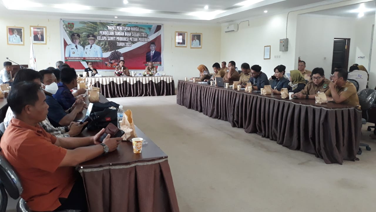 Plt. Kadisbun Prov. Kalteng Pimpin Rapat Penetapan Harga TBS Kelapa Sawit Produksi Pekebun