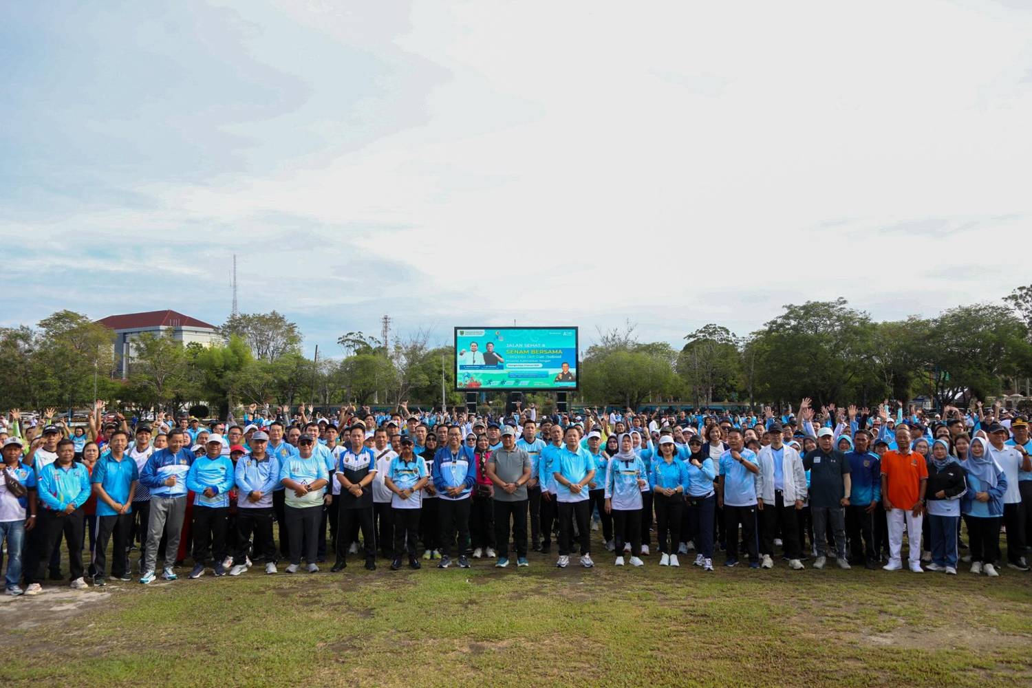 Wagub Kalteng Edy Pratowo Buka Jalan Sehat dan Senam Pagi Bersama ASN Dalam Rangka Peringatan Hari Desa Nasional