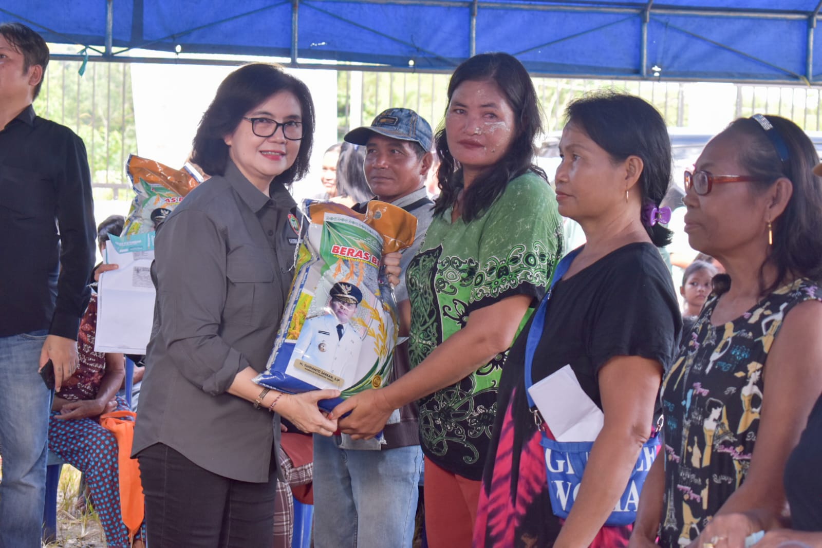 Kadis P3APPKB Linae Victoria Aden Dampingi Plh. Asisten Pemkesra Herson B. Aden Salurkan 10 Ton atau 1000 Paket Berisikan 10 kg Beras