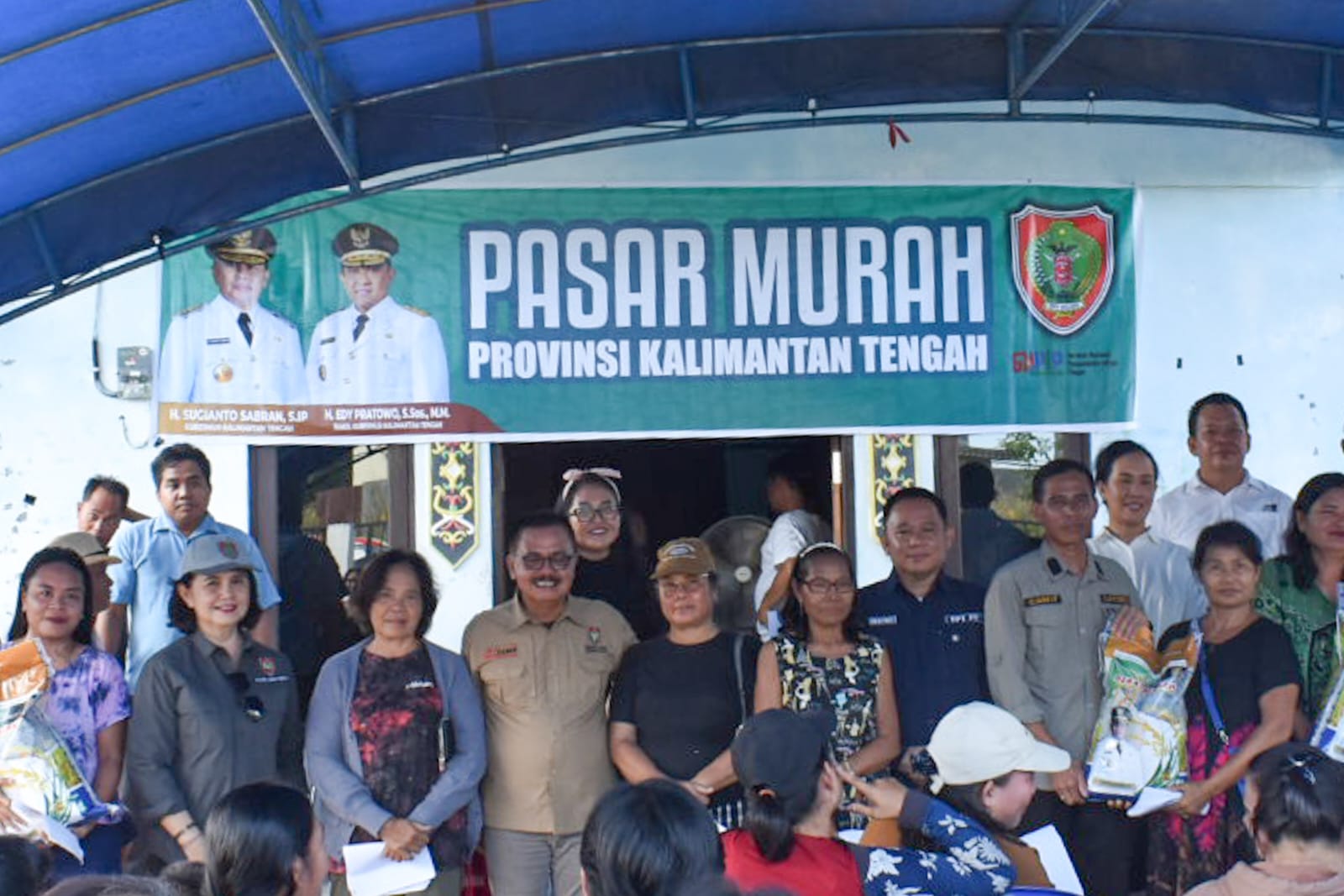 Kadis P3APPKB Linae Victoria Aden Dampingi Plh. Asisten Pemkesra Herson B. Aden Salurkan 10 Ton atau 1000 Paket Berisikan 10 kg Beras