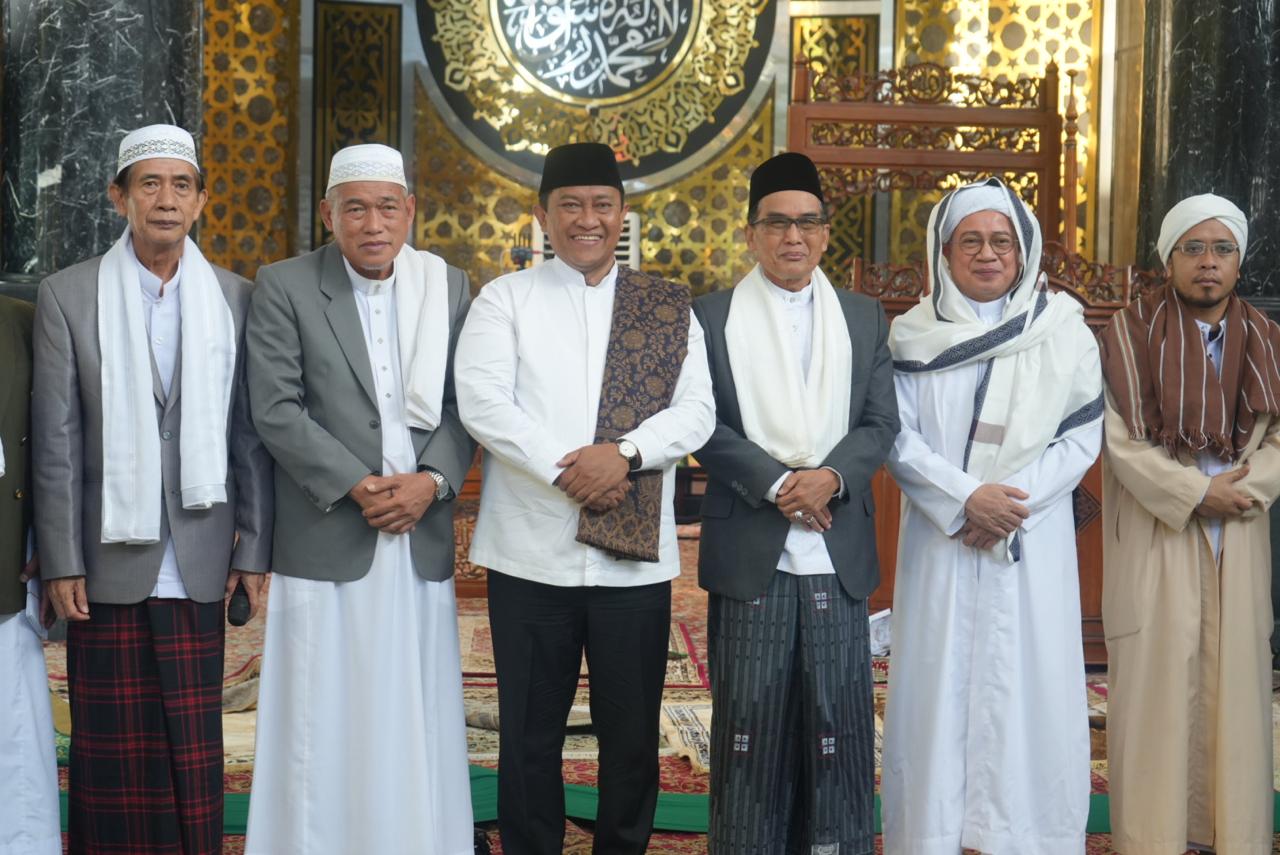 Wagub Kalteng Edy Pratowo Ikuti Sholat Iduladha 1446 Hijriah di Masjid Raya Darussalam