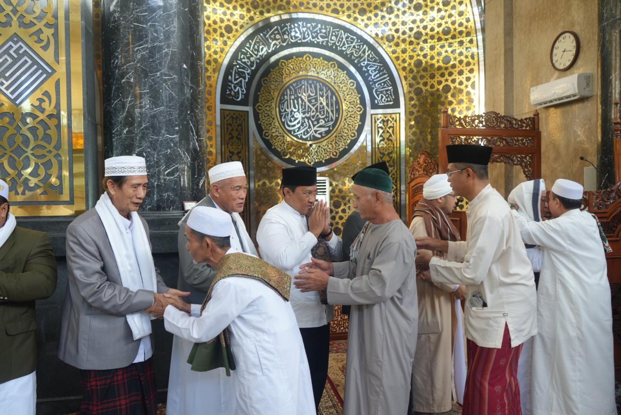 Wagub Kalteng Edy Pratowo Ikuti Sholat Iduladha 1446 Hijriah di Masjid Raya Darussalam