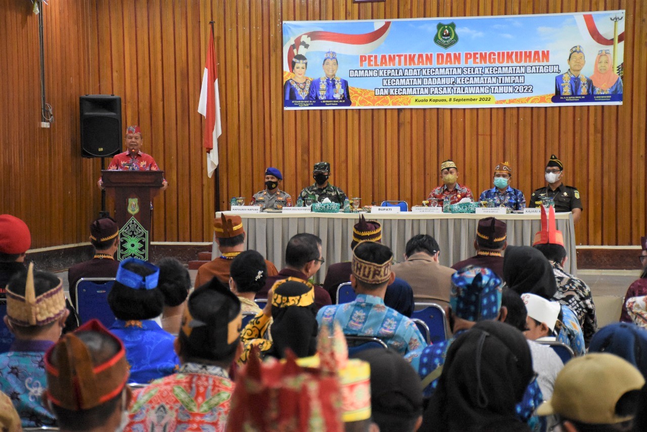 Bupati Kapuas Lantik Dan Kukuhkan Lima Damang Kepala Adat
