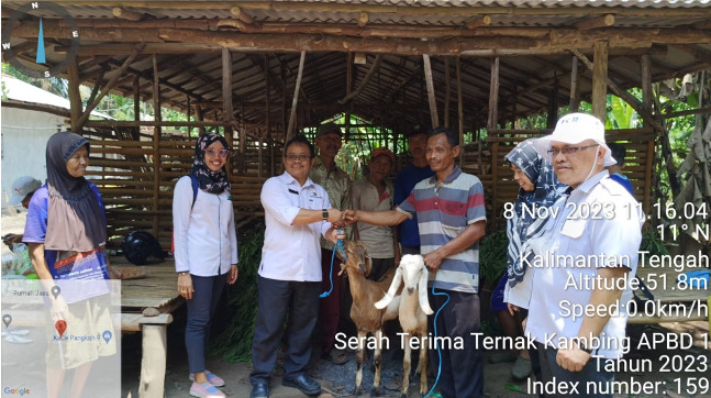 Kadis TPHP Prov. Kalteng Serahkan Bantuan Ternak