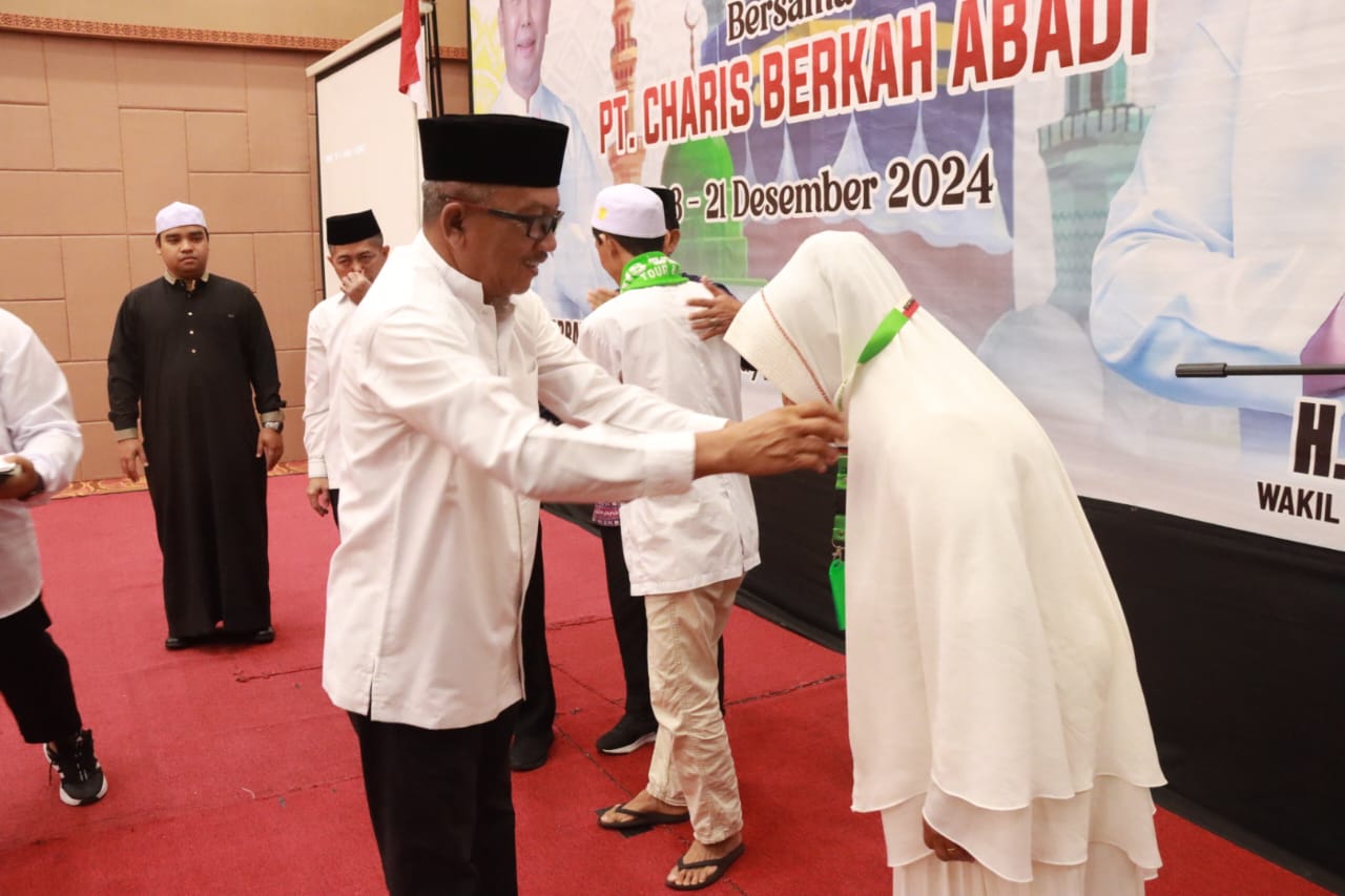 Plt Sekda Prov Kalteng M. Katma F. Dirun Lepas Rombongan Umrah Pemprov Kalteng