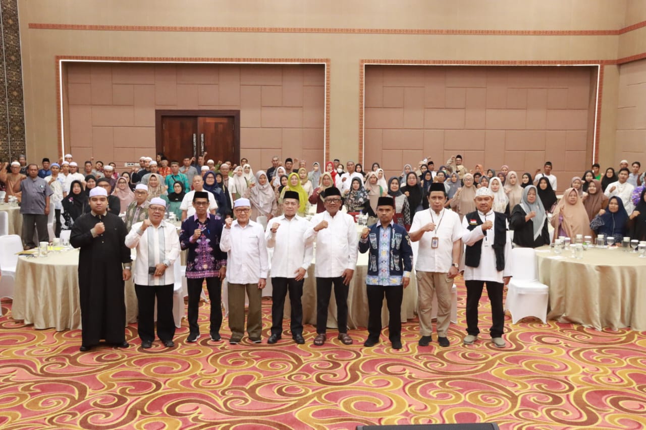 Plt Sekda Prov Kalteng M. Katma F. Dirun Lepas Rombongan Umrah Pemprov Kalteng