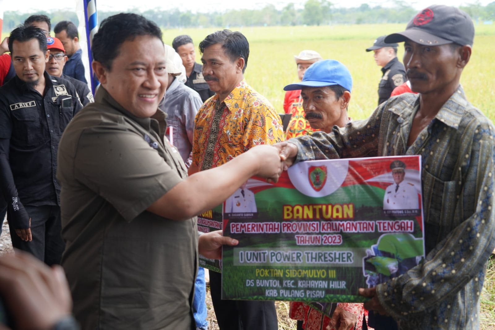 Wagub Kalteng Serahkan Sejumlah Bantuan Dari Pemprov Kalteng Kepada Kelompok Tani Pulang Pisau