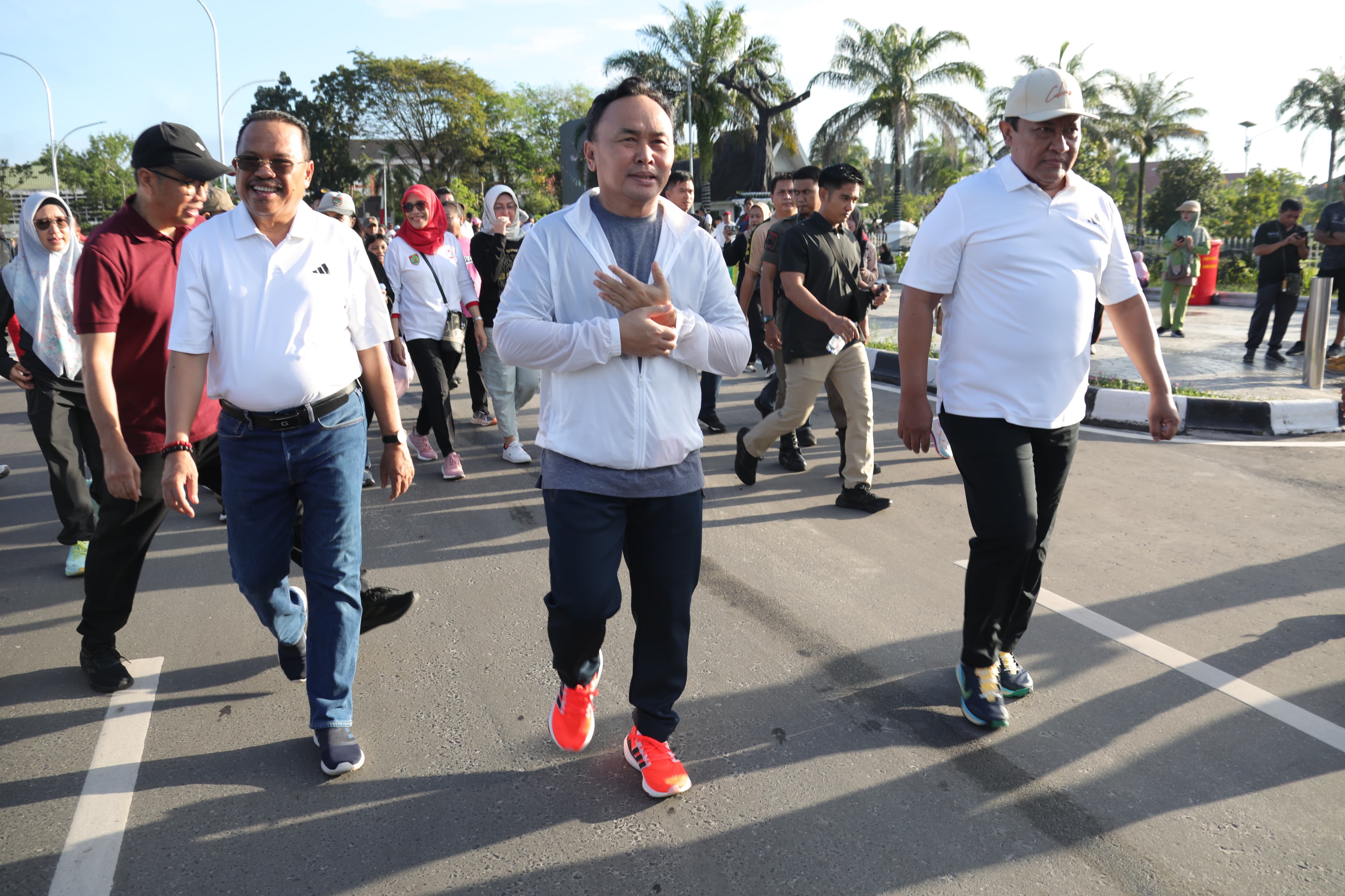 Gubernur Sugianto Sabran Jalan Sehat Serta Buka Pasar Murah bagi ASN Golongan I, Golongan II, P3K dan Tenaga Kontrak