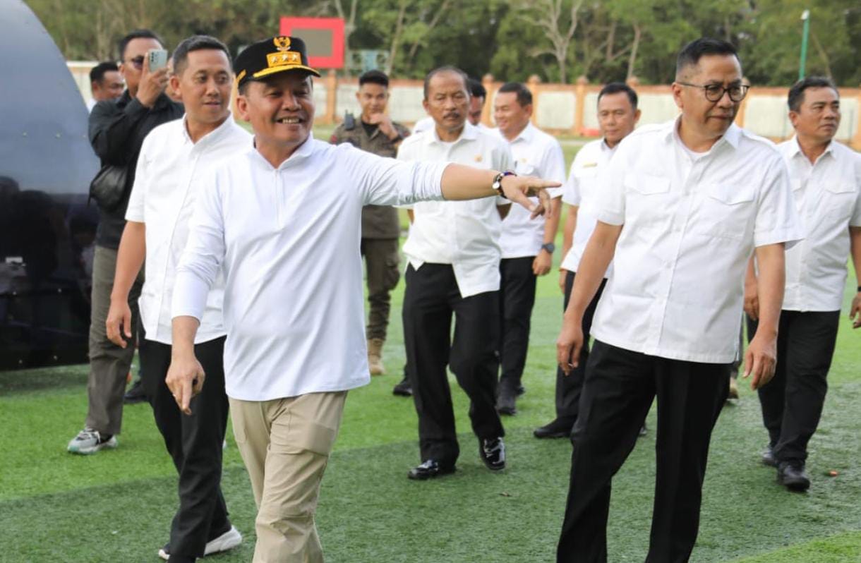 Satpol PP Prov. Kalteng Laksanakan Pengawalan Terhadap Gubernur Kalteng Agustiar Sabran Tinjau Venue Stadion Tuah Pahoe