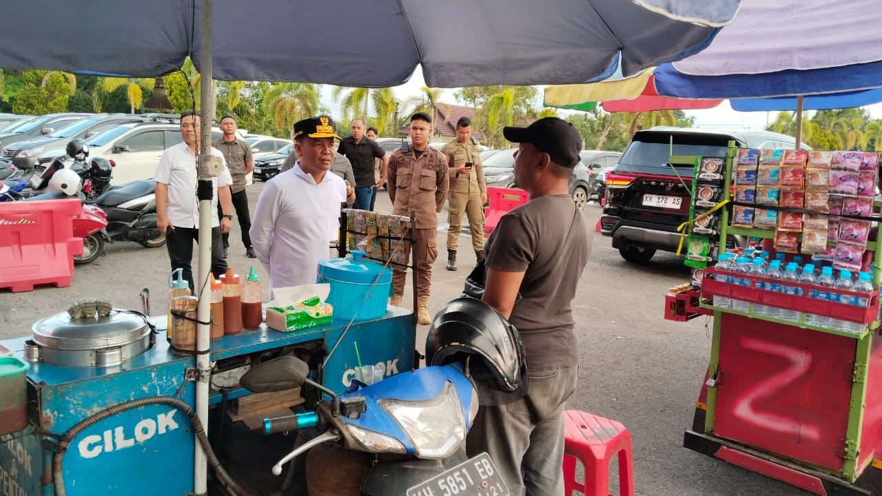 Satpol PP Prov. Kalteng Laksanakan Pengawalan Terhadap Gubernur Kalteng Agustiar Sabran Tinjau Venue Stadion Tuah Pahoe