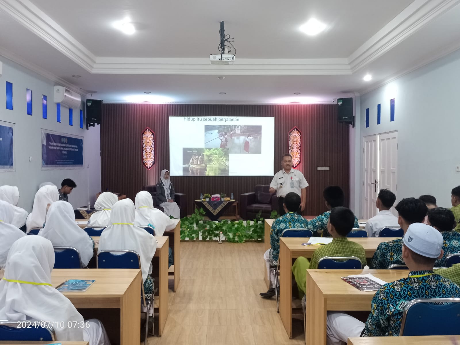 Kepala Disnakertrans Farid Wajdi Jadi Narasumber pada Kegiatan MPLS Tahun 2024