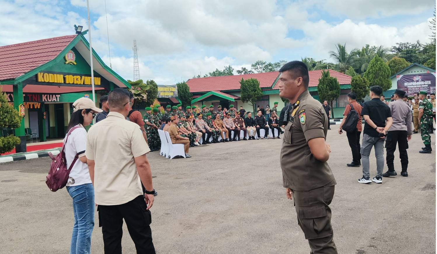 Satpol PP Prov. Kalteng Menjaga Ketertiban dan Kelancaran Kegiatan Gubernur Kunker ke Kabupaten Barito Utara