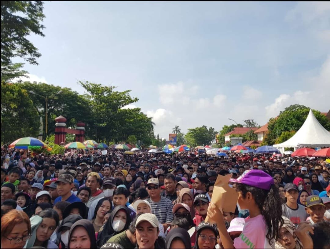 Permprov Kalteng Gelar Jalan Sehat Berkah Bersama Gubernur Kalteng Sugianto Sabran dan Ketua TP PKK Prov Kalteng Ivo Sugianto Sabran di Bumi Habaring Hurung