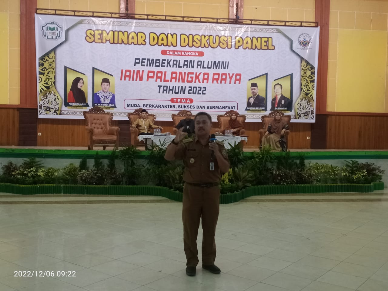 Seminar Dan Diskusi Panel Pada Kegiatan Pembekalan Alumni IAIN Palangka Raya Tahun 2022
