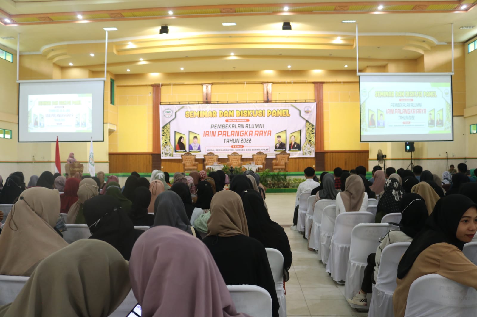 Seminar Dan Diskusi Panel Pada Kegiatan Pembekalan Alumni IAIN Palangka Raya Tahun 2022