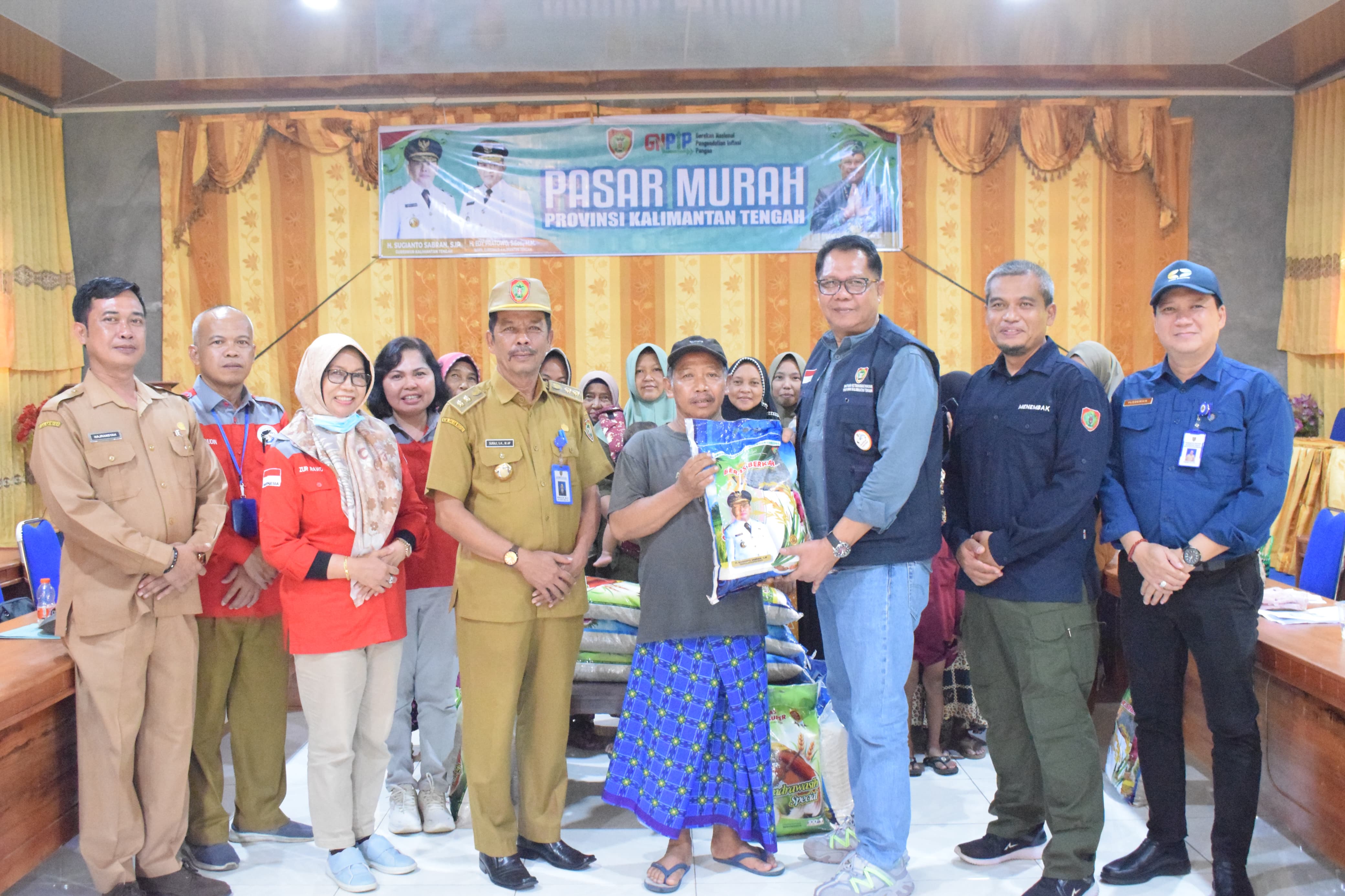 Kepala Dislutkan Darliansjah Salurkan 30 Ton Beras Murah di Dua Titik Lokasi di Kabupaten Sukamara