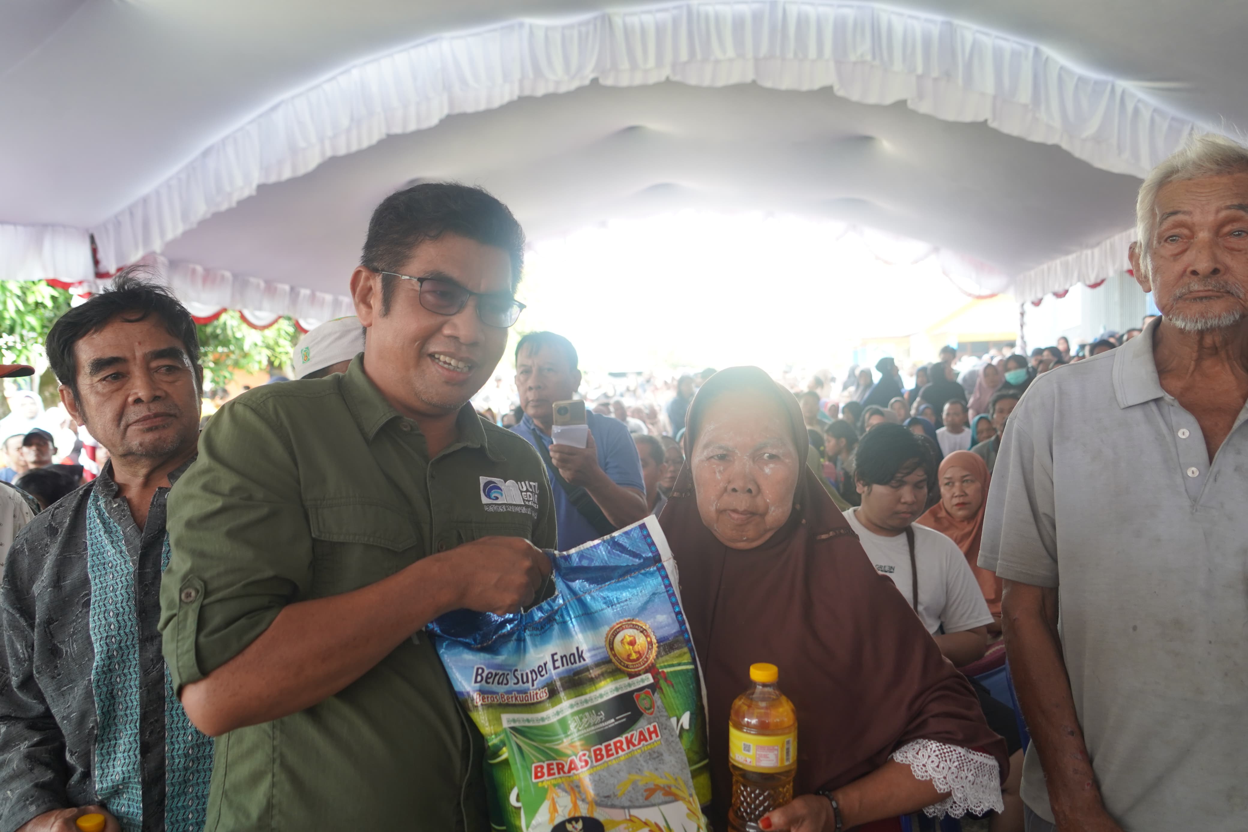 Sekda Nuryakin Buka Pelaksanaan Pasar Murah Kalteng Berbagi Berkah Sekaligus Secara Simbolis Serahan Hewan Kurban Kepada Pemkab Barito Utara