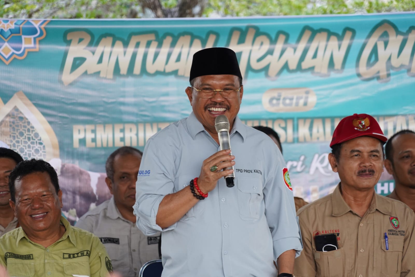 Sekda Nuryakin Buka Pasar Murah Sekaligus Menyerahkan  Hewan Kurban Kepada Pemkab Murung Raya