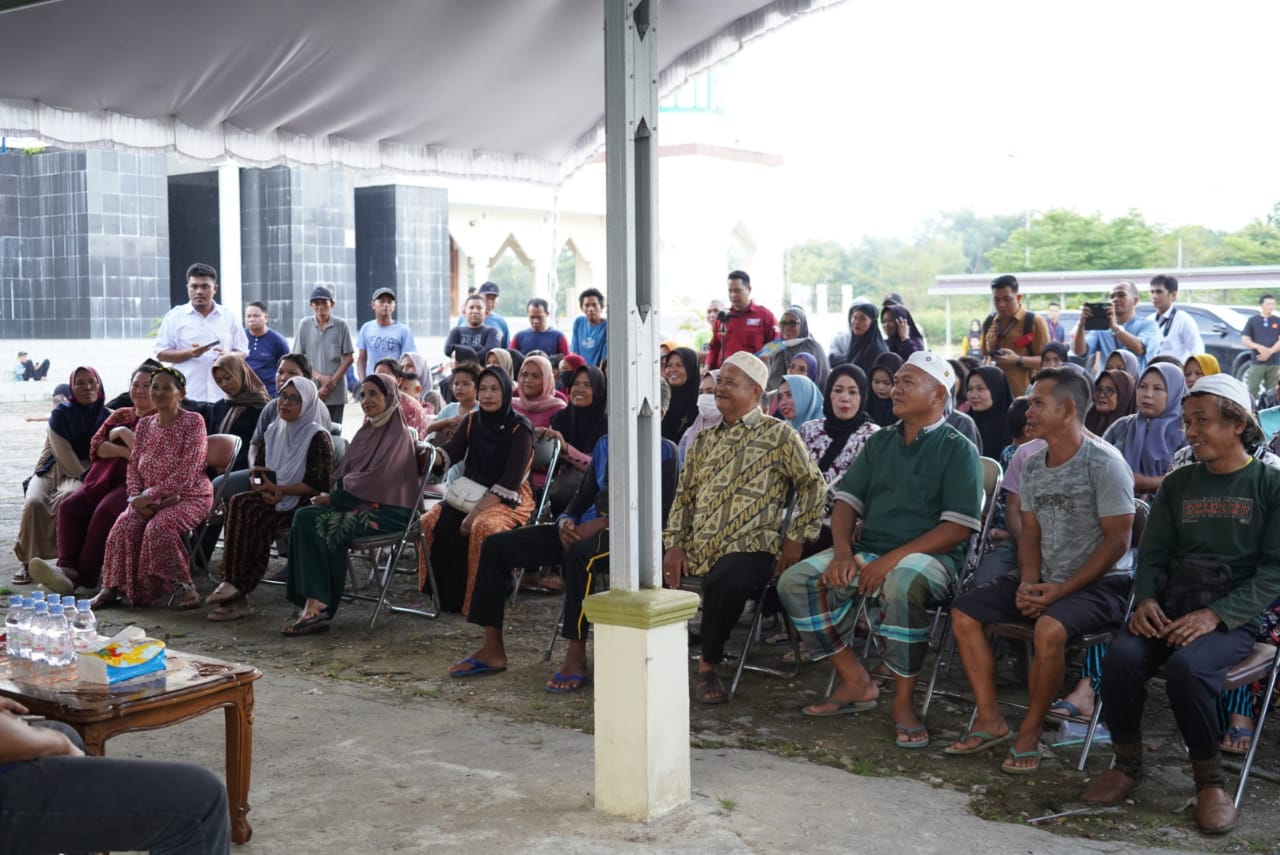Sekda Nuryakin Buka Pasar Murah Sekaligus Menyerahkan  Hewan Kurban Kepada Pemkab Murung Raya