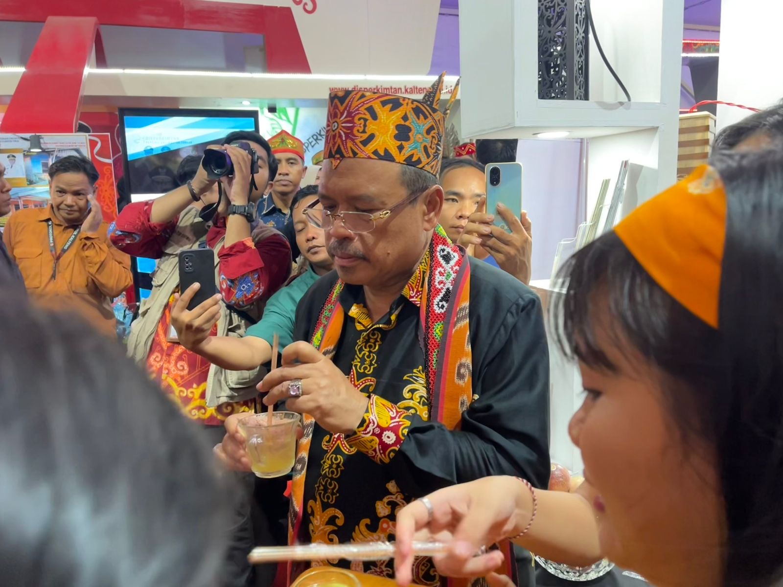 Disbudpar Kalteng Suguhkan Kudapan Khas Kalteng dan Sari Buah Markisa