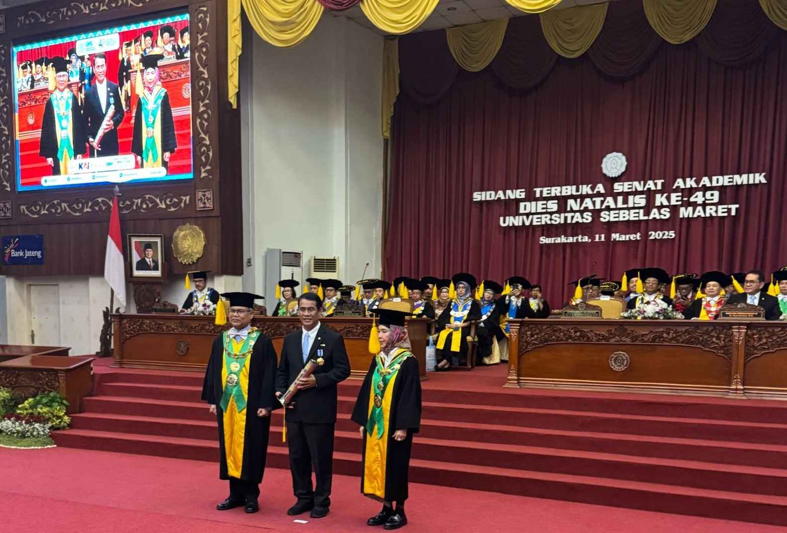 Kadis TPHP Prov Kalteng Sunarti Terima Penghargaan Alumni UNS Berprestasi