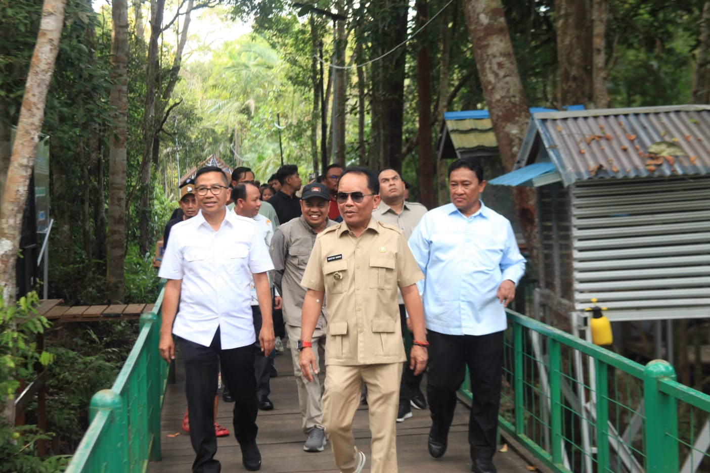 Kepala BAPPERIDA Leonard S. Ampung Dampingi Gubernur Agustiar Sabran dan Wagub Edy Pratowo Kunjungi Wisata Edukasi Hutan Kota Nyaru Menteng Berkah