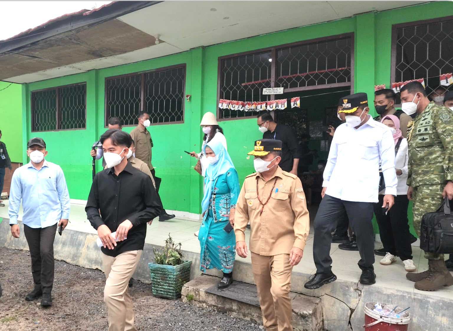 Di Tengah Kabut Asap, Wapres Gibran Tinjau SDN 2 Petuk Katimpun Didampingi Gubernur Kalteng