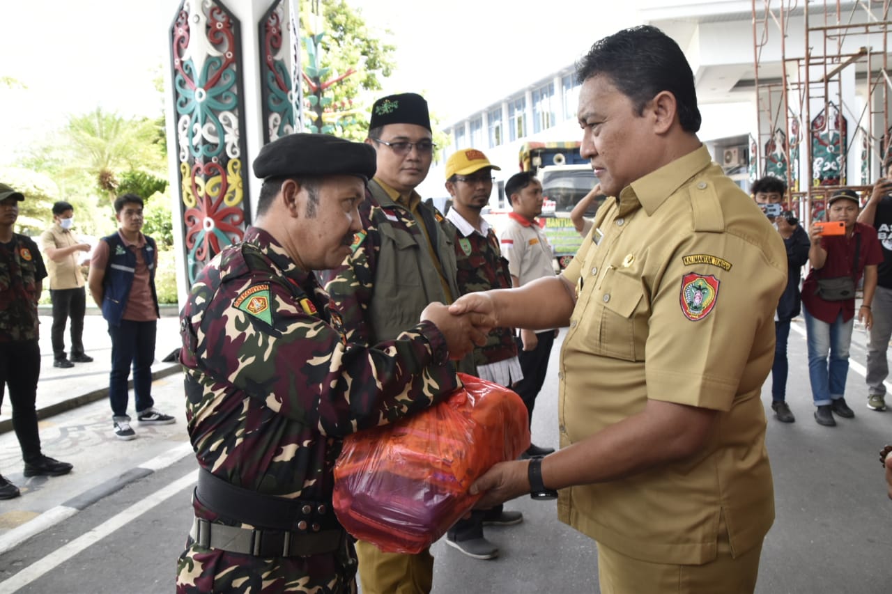 Wagub Edy Pratowo Lepas Bantuan Sosial Untuk Masyarakat Terdampak Banjir Di wilayah DAS Barito