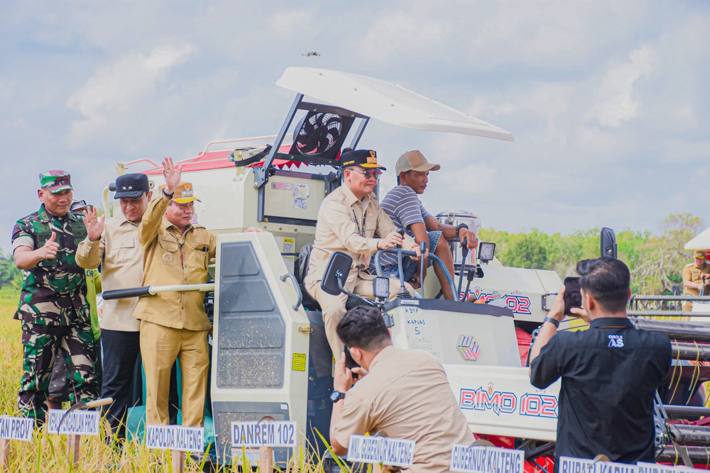Gubernur Kalteng Agustiar Sabran Hadiri Panen Raya Padi di Desa Terusan Makmur