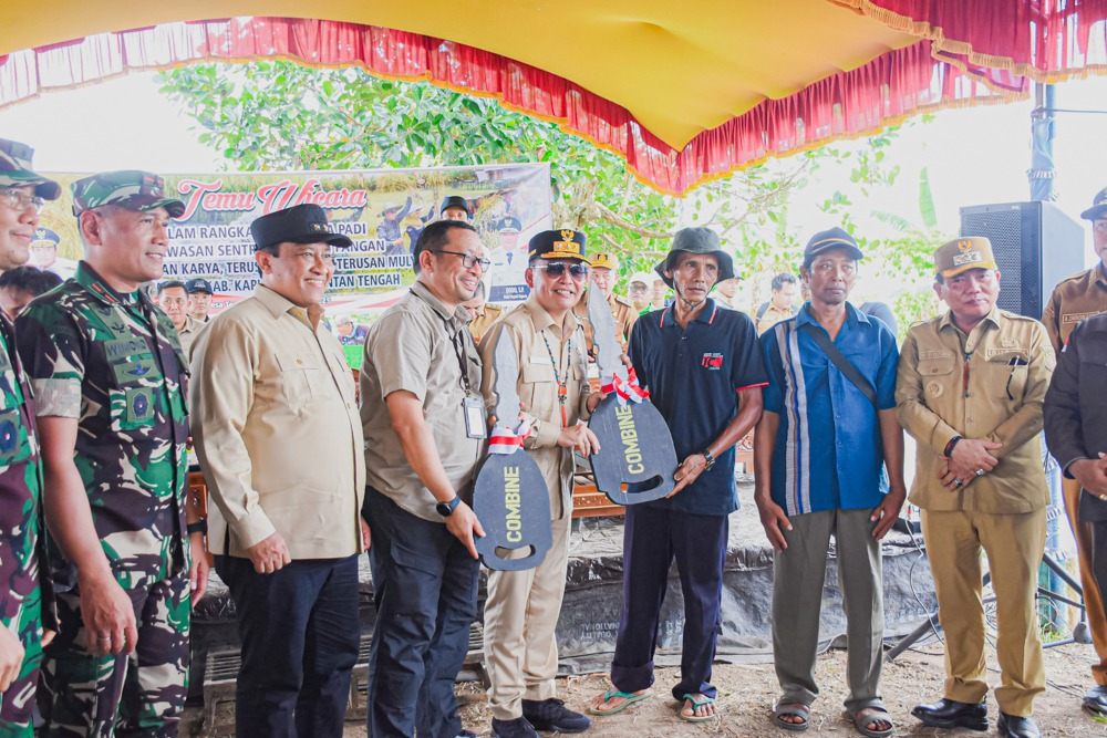 Gubernur Kalteng Agustiar Sabran Hadiri Panen Raya Padi di Desa Terusan Makmur