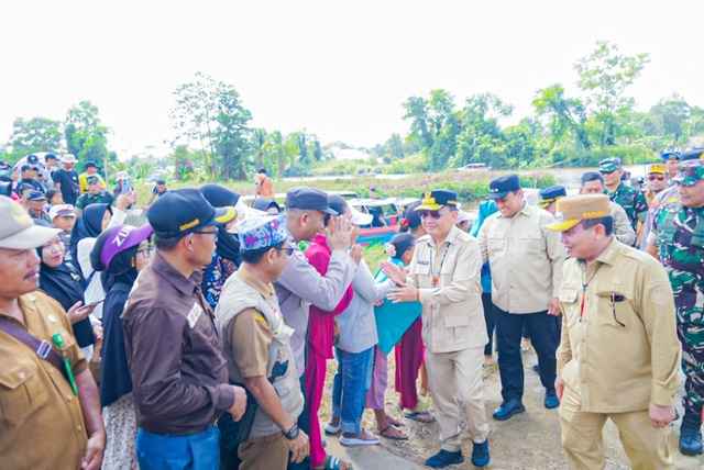 Gubernur Kalteng Agustiar Sabran Sampaikan Rencana Pembangunan Jalan di Wilayah Desa Terusan Makmur