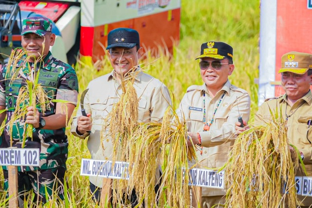 Gubernur Kalteng Agustiar Sabran Sampaikan Rencana Pembangunan Jalan di Wilayah Desa Terusan Makmur