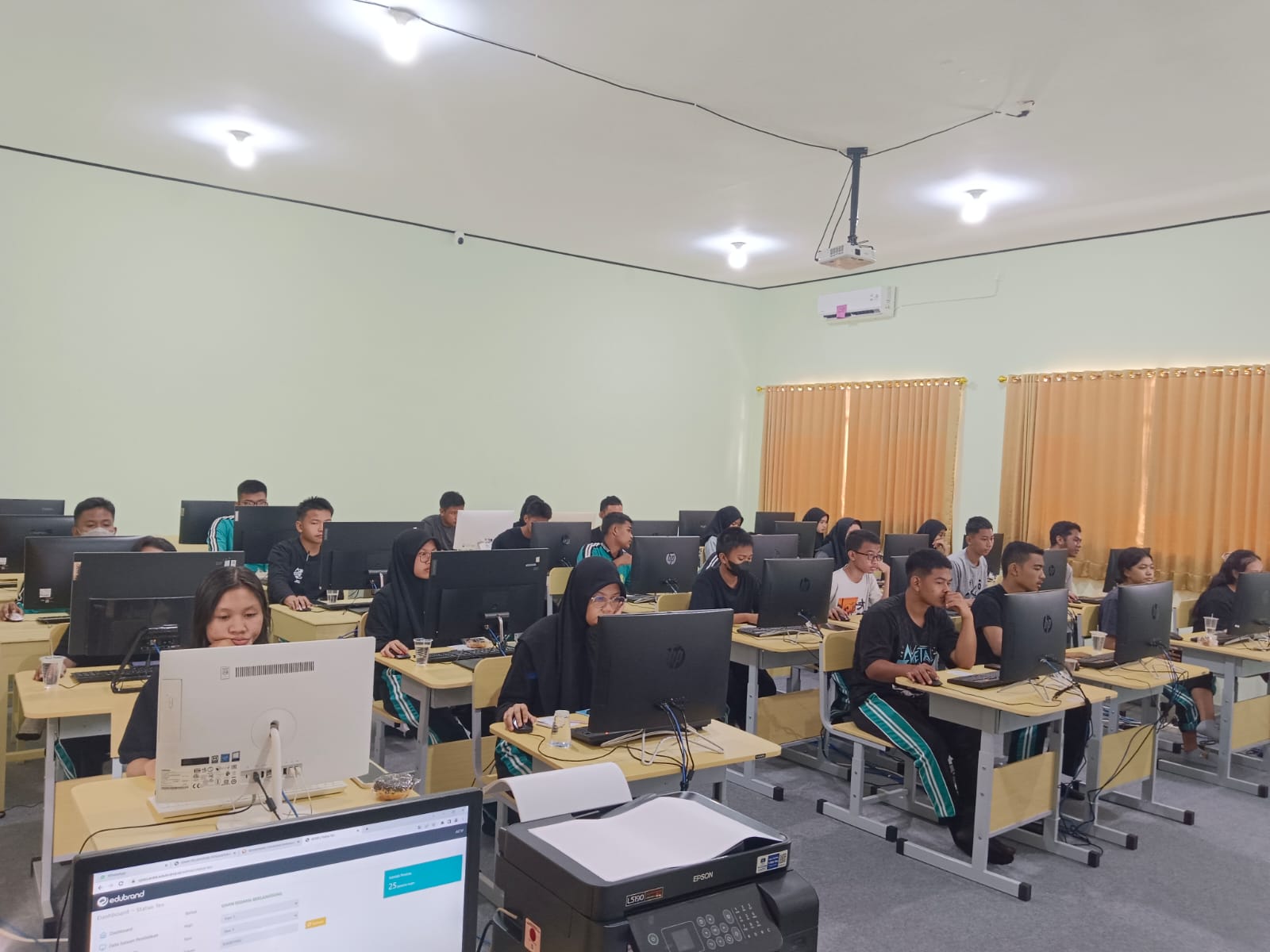 Disdik Prov. Kalteng Gelar Simulasi Bersama Asesmen Berbasis Komputer (SBABK) Tahun 2023