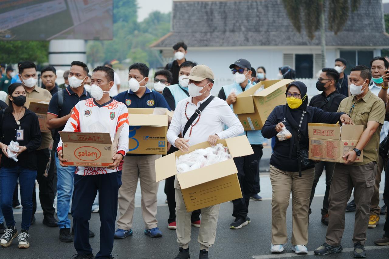 Peduli Kesehatan Masyarakat, Gubernur Agustiar Sabran Bersama Media Bagikan Masker di Tengah Karhutla
