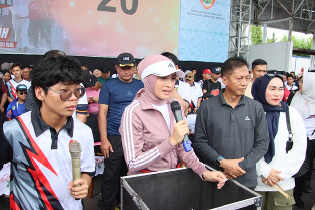 Gubernur Kalteng Sugianto Sabran Bersama Masyarakat Barito Utara Ikuti Jalan Sehat Berkah