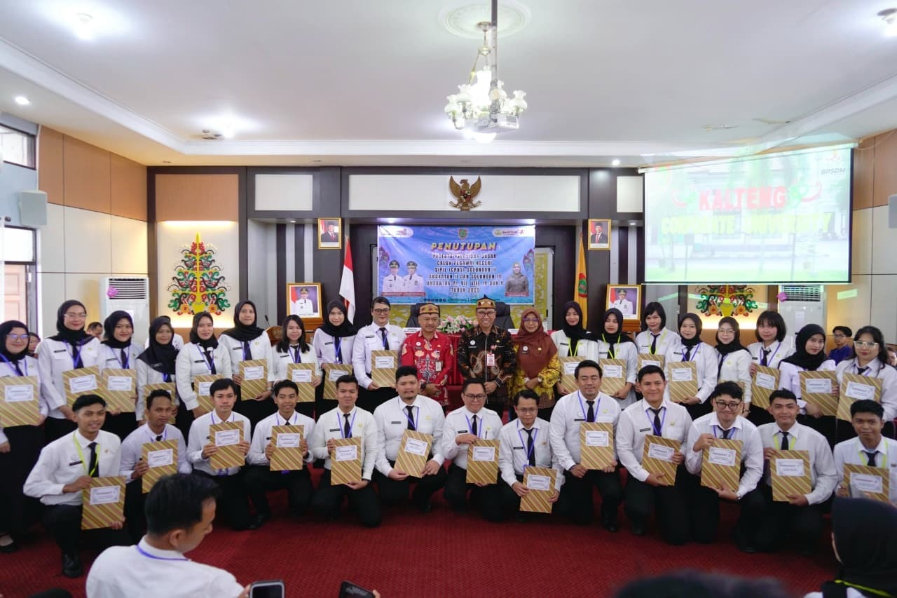 Plt. Sekda Prov. Kalteng Leonard S. Ampung Tutup Pelatihan Dasar CPNS Golongan II Angkatan I serta Golongan III Angkatan VI hingga X