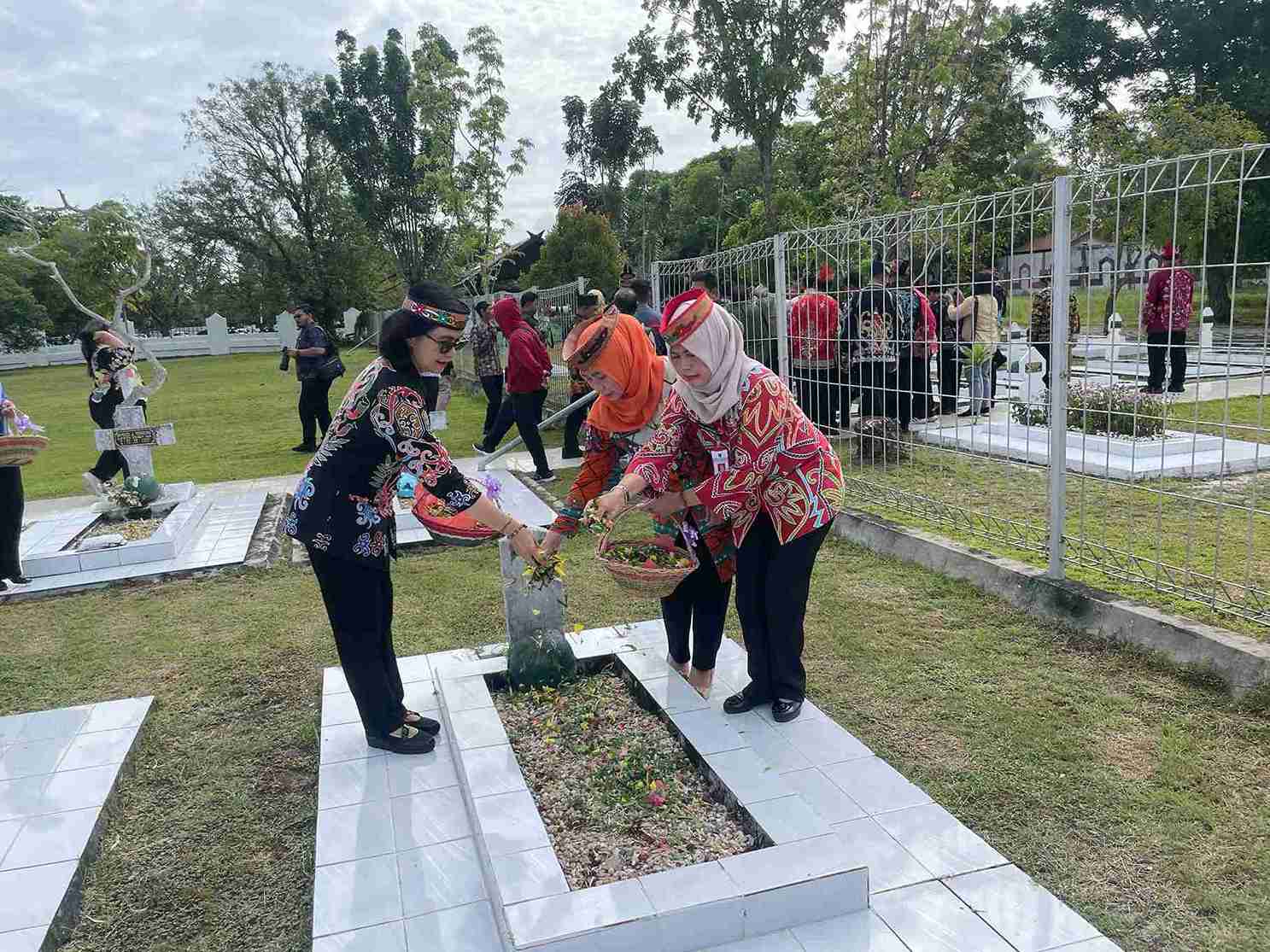 Kepala BKD Hadiri Upacara Ziarah dan Tabur Bunga