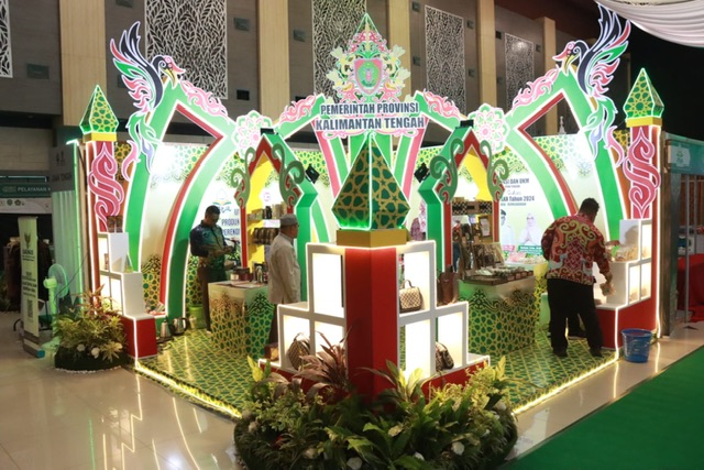 Stan Diskop dan UKM Provinsi Kalteng Raih Juara I Stan Dekor Terbaik