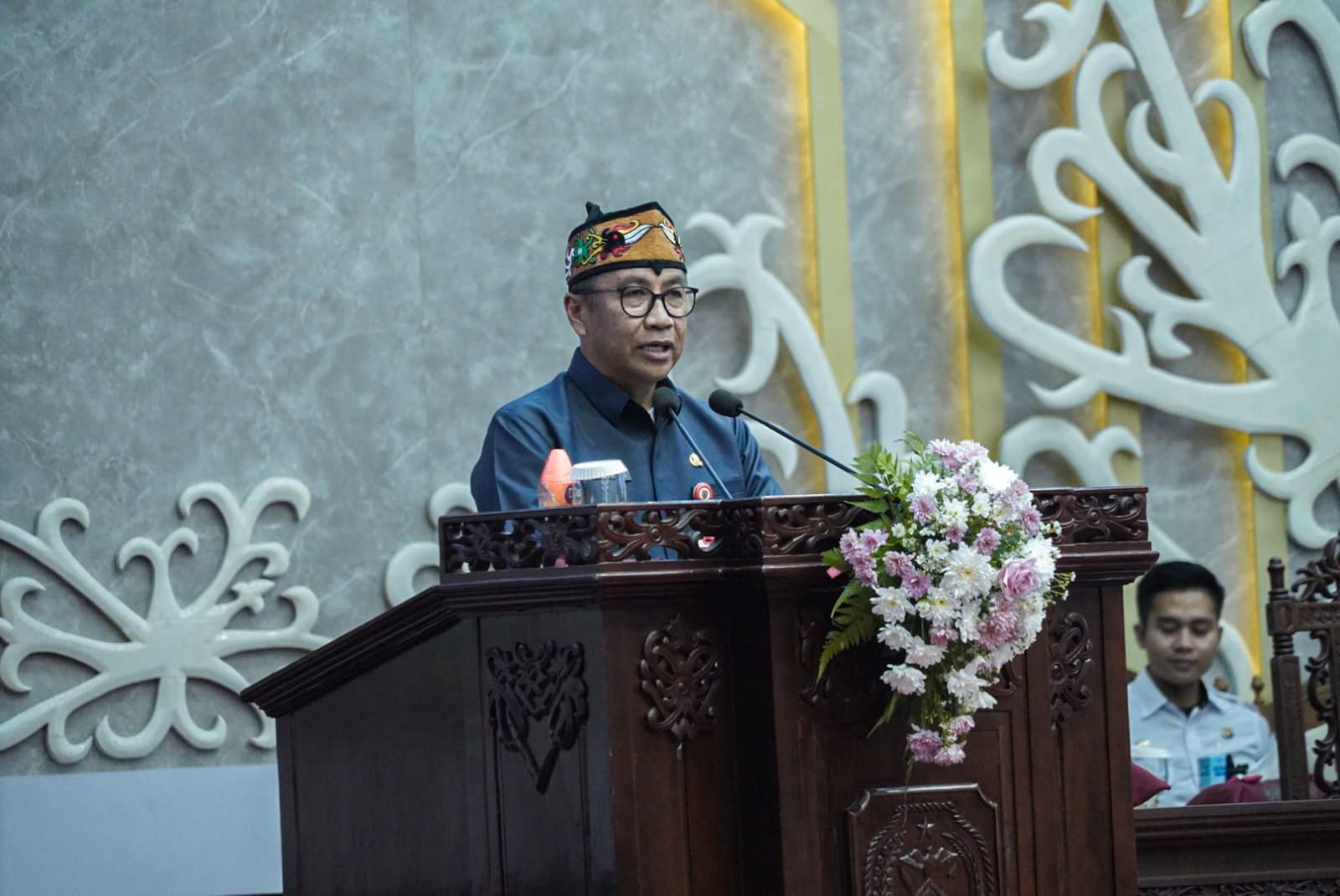 Plt. Sekda Leonard S. Ampung Sampaikan Jawaban Pemprov Kalteng Atas Pemandangan Umum Fraksi-Fraksi DPRD Terhadap Rancangan Peraturan Daerah Tentang APBD