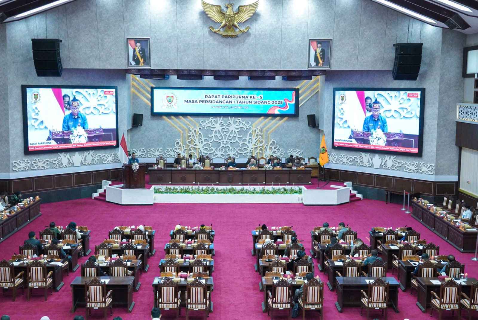 Plt. Sekda Leonard S. Ampung Sampaikan Jawaban Pemprov Kalteng Atas Pemandangan Umum Fraksi-Fraksi DPRD Terhadap Rancangan Peraturan Daerah Tentang APBD