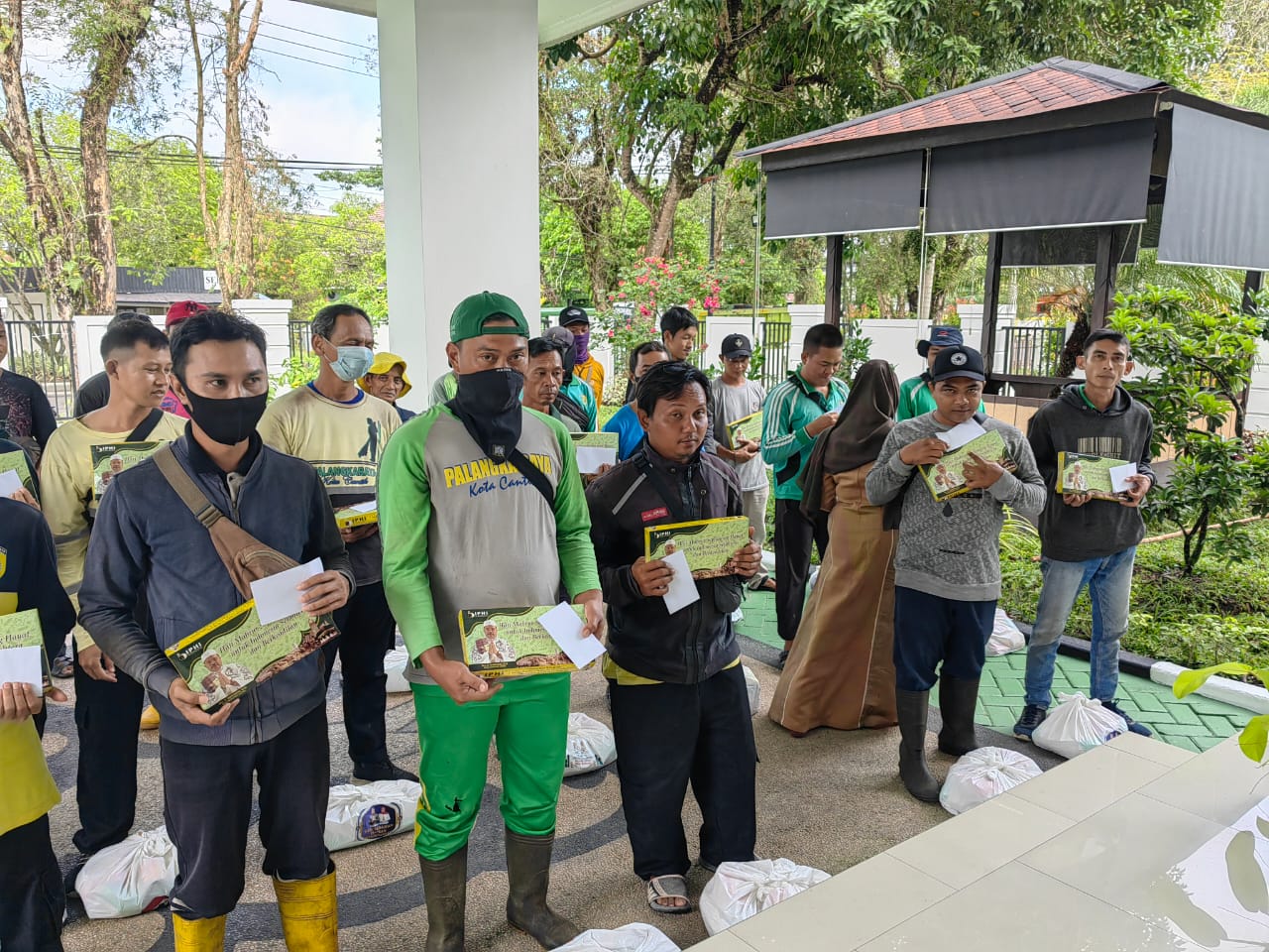 Sekda Prov. Kalteng Nuryakin Berbagi Berkah Kepada Petugas Kebersihan